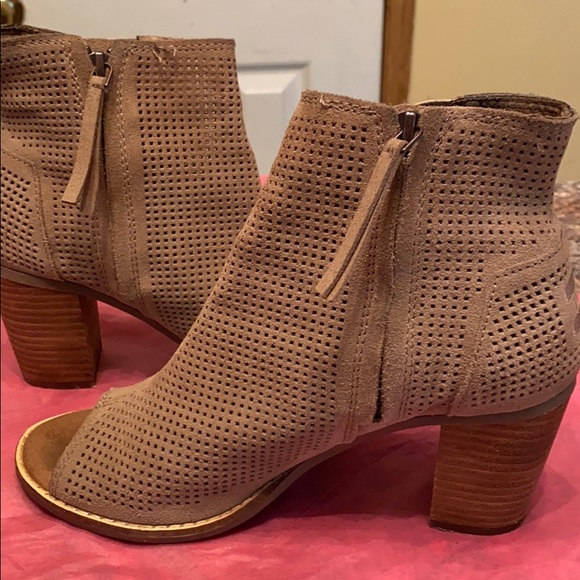 Shoes - Picture 3 of 7